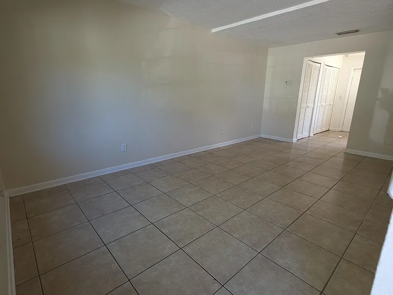 121 Garden Dr — Photo 2