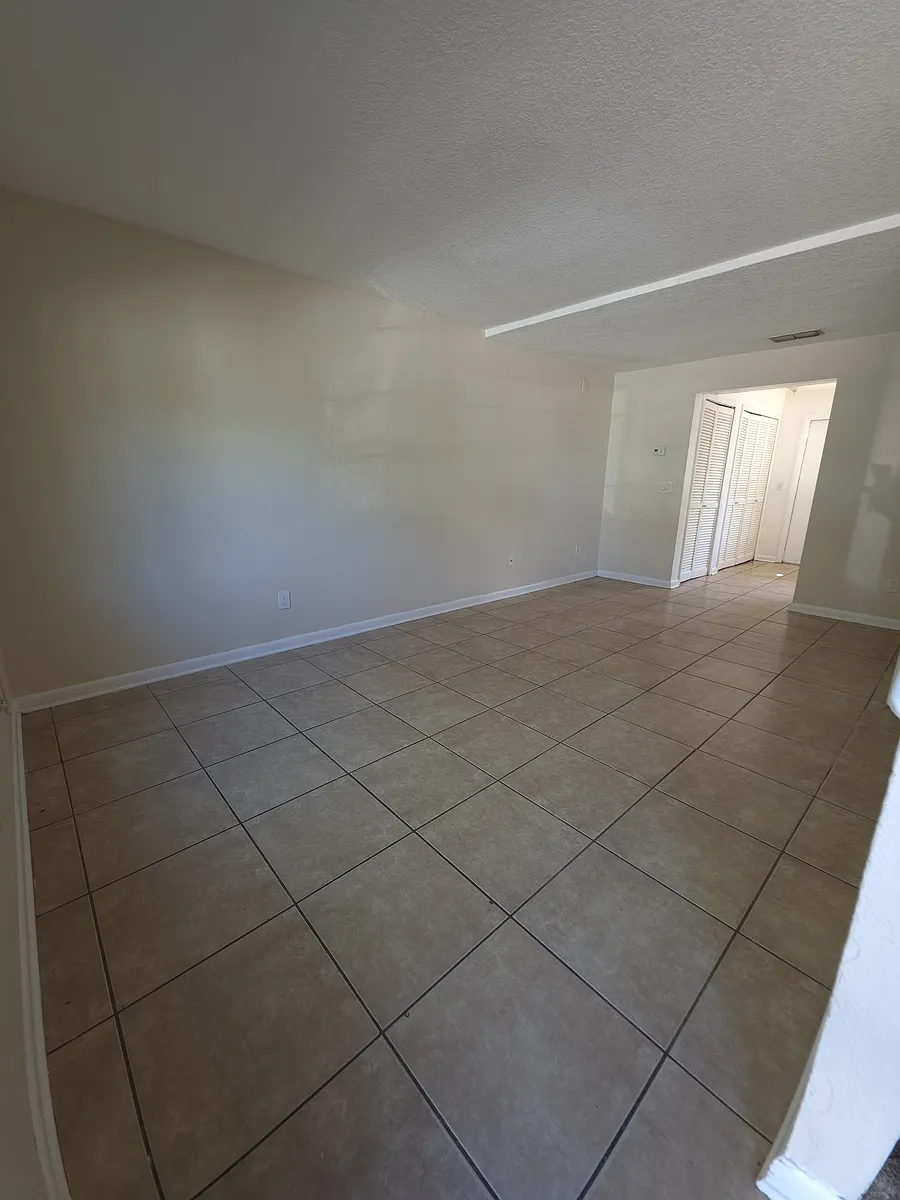 Building Photo - 121 Garden Dr