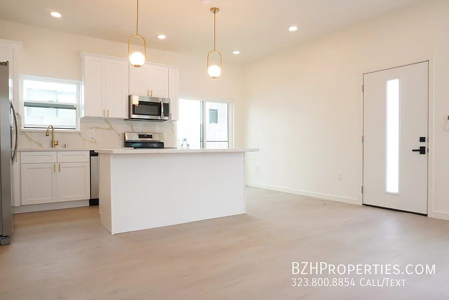 Bright 2 Bed + 2 Bath with In-Unit Laundry and Central AC — Photo 3
