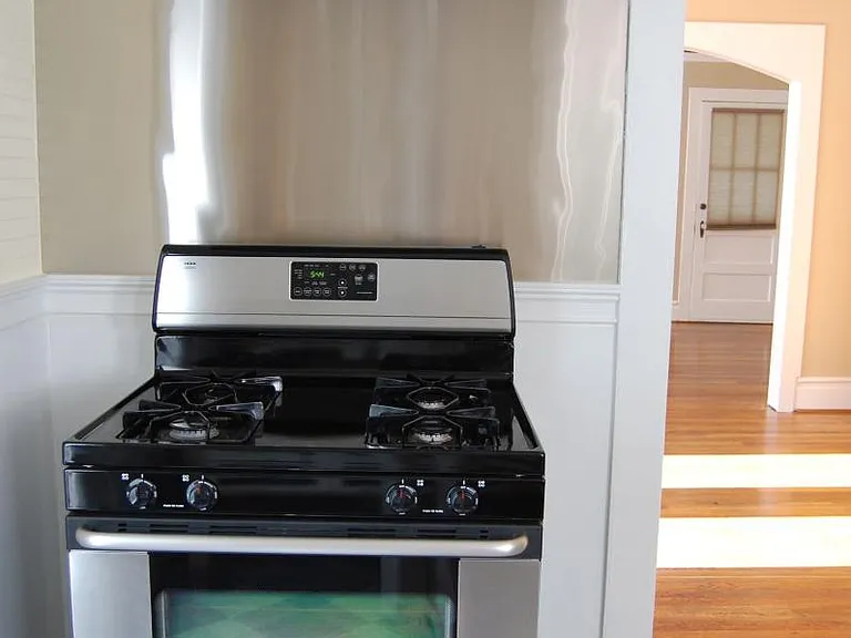 819 W Knox St — Photo 10