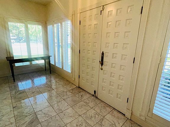 4th image of 205 W Riverside Dr