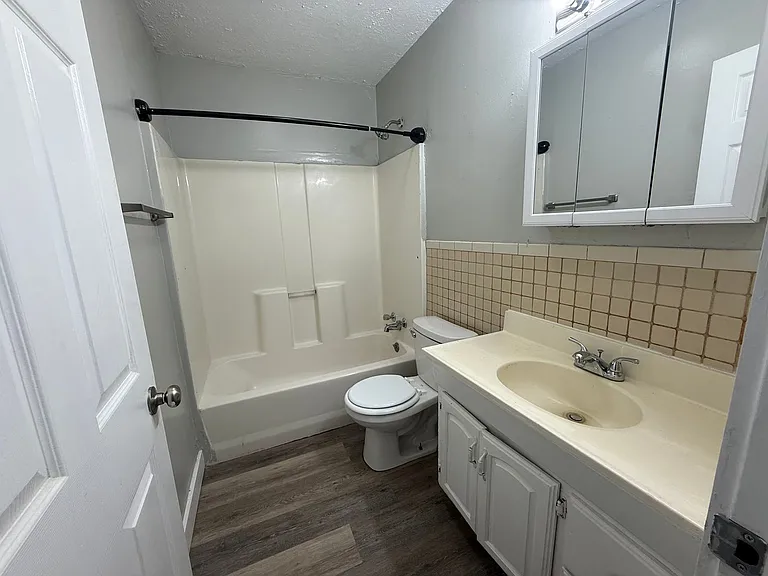 2204 S Vine St — Photo 9