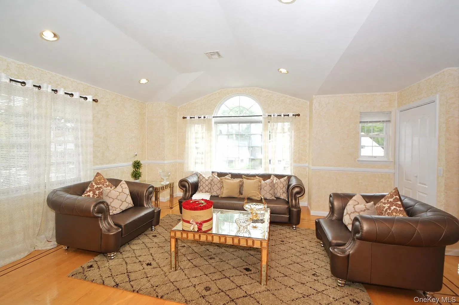 2 bed, 2.0 bath, 1200 sqft, $3,800 — Photo 2