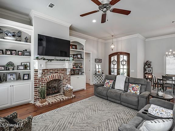 5th image of 518 Devereaux Dr