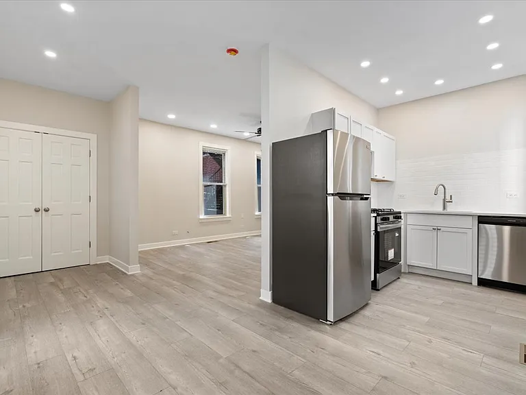 2742 N Seminary Ave #CH2 — Photo 5