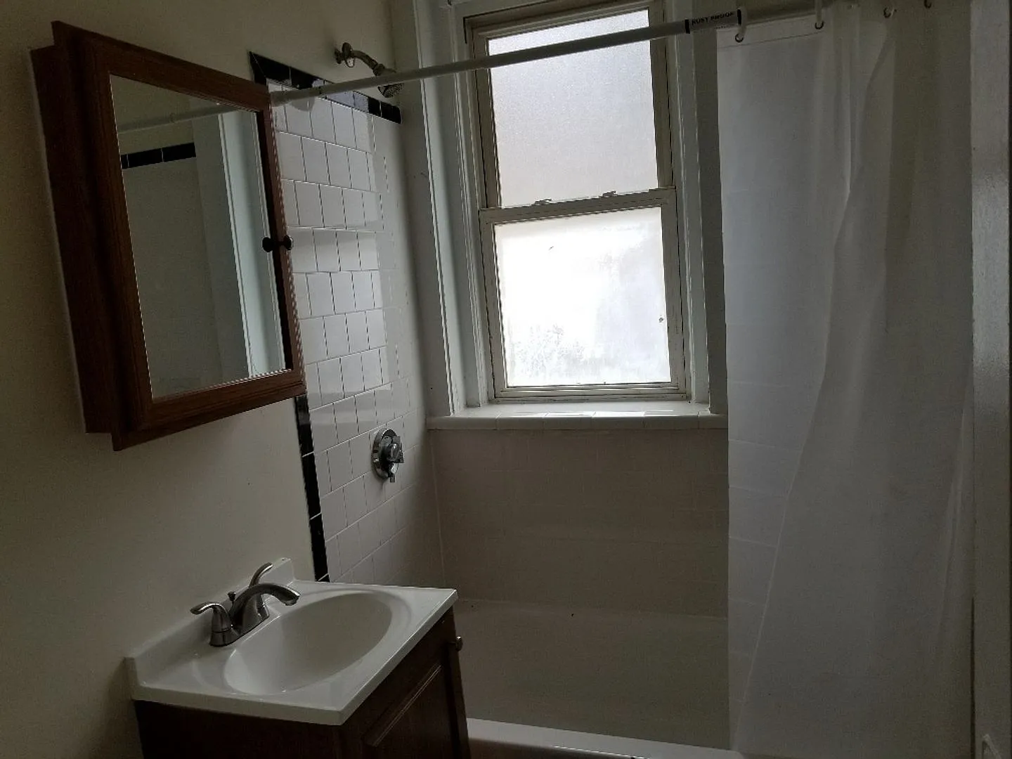 Charming 4 Bedroom-No Broker Fee — Photo 4