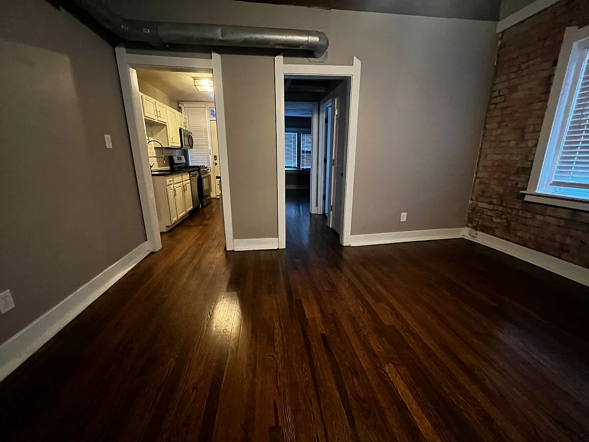 Building Photo - 609 E 43rd St #2W
