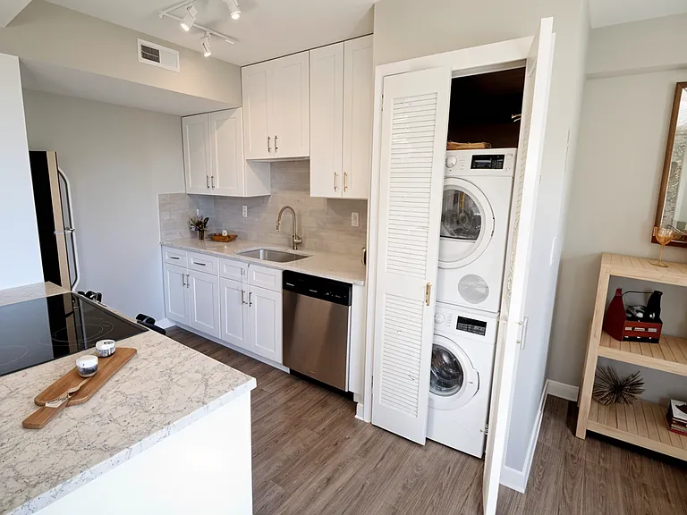 Plaza 209 Apartments — Photo 25
