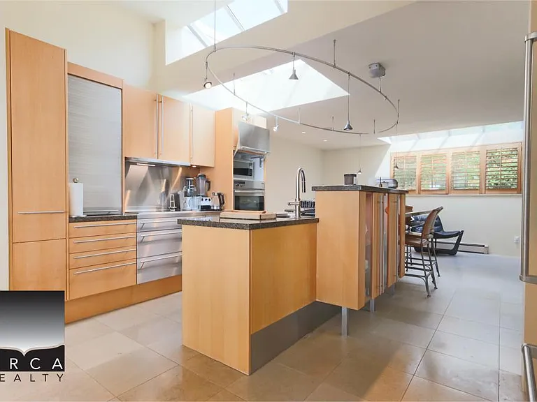 5060 Pinetree Cres — Photo 11