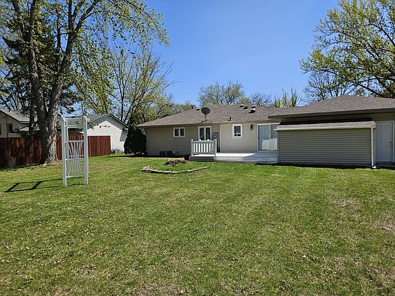 Large spacious back yard and deck