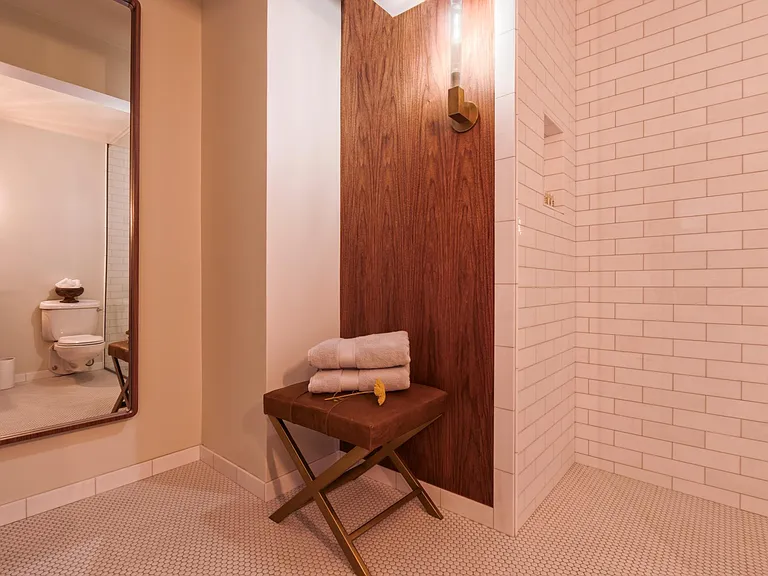 En Suite Dressing & Walk In Shower North
