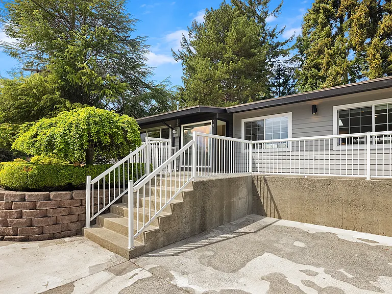 79 110th Ave SE — Photo 2