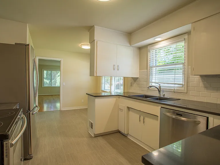 717 B Ave — Photo 5