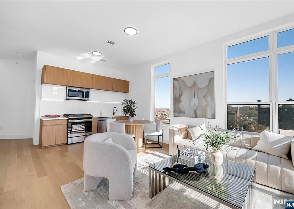 1st image of 649 38th St #402
