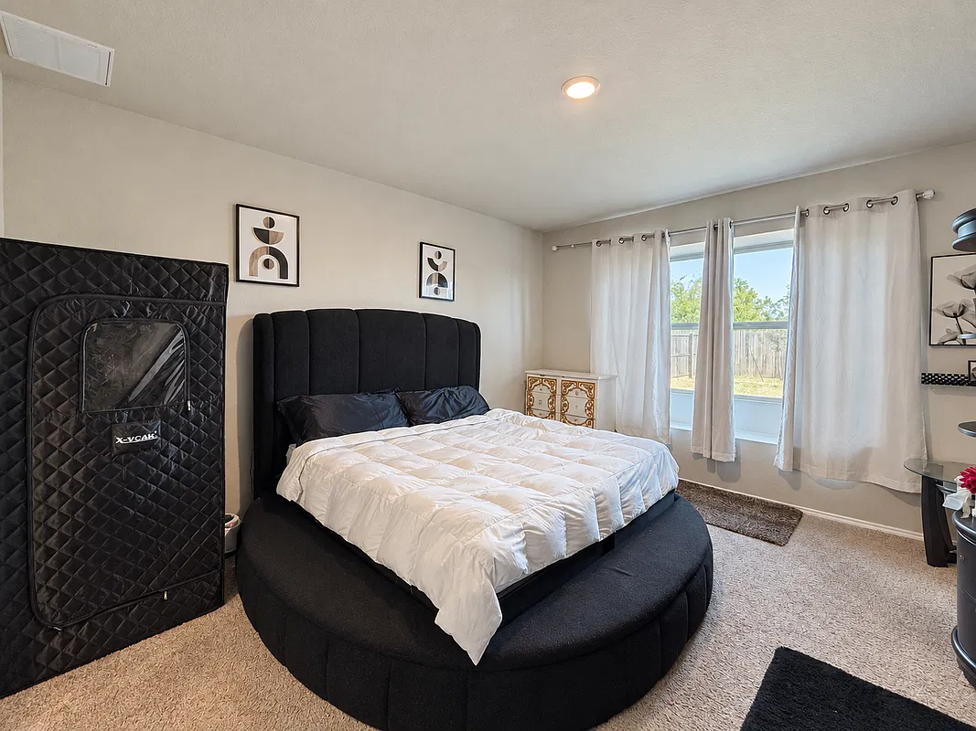 4 bed, 2.5 bath, 2102 sqft, $2,100 — Photo 4