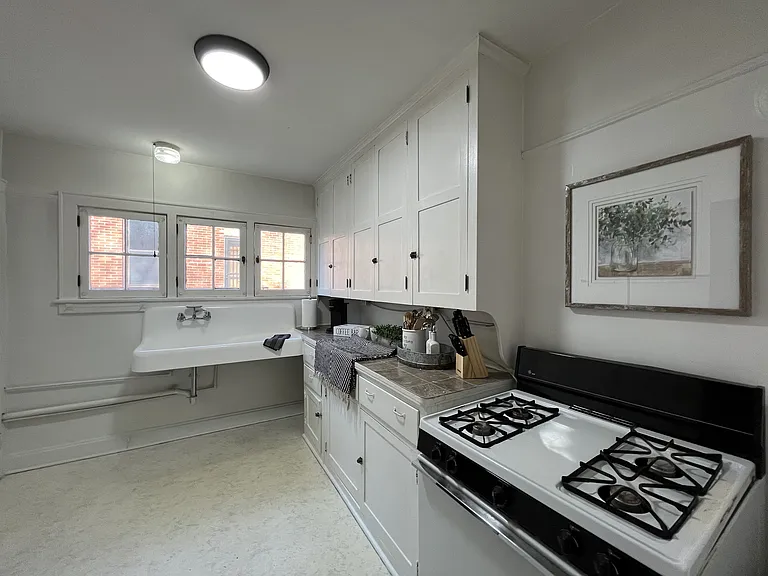 1347 Highland St — Photo 10