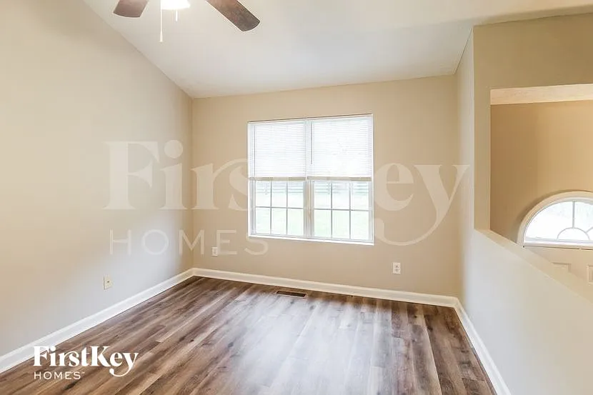3 bed, 2.0 bath, 1572 sqft, $2,285 — Photo 2