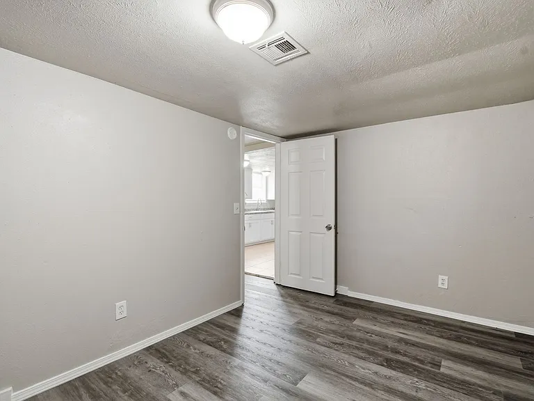 S Maple St Apartments — Photo 11