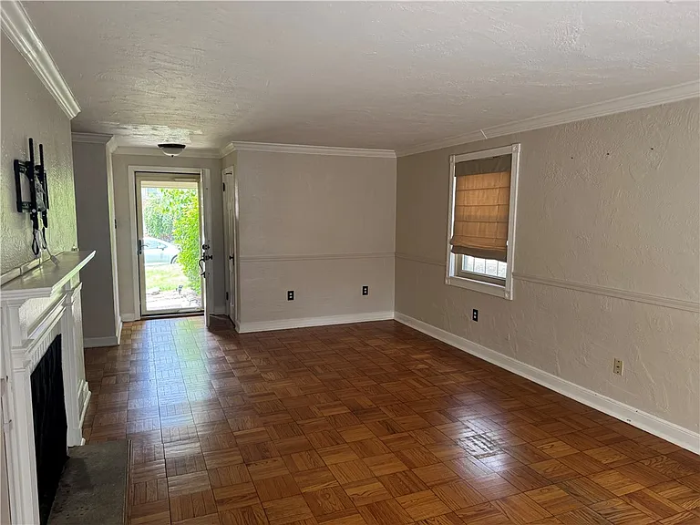 633 Crystal Dr — Photo 5