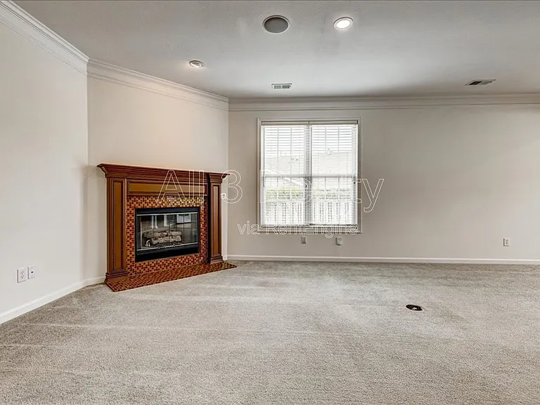 1033 Pinehurst Dr — Photo 8
