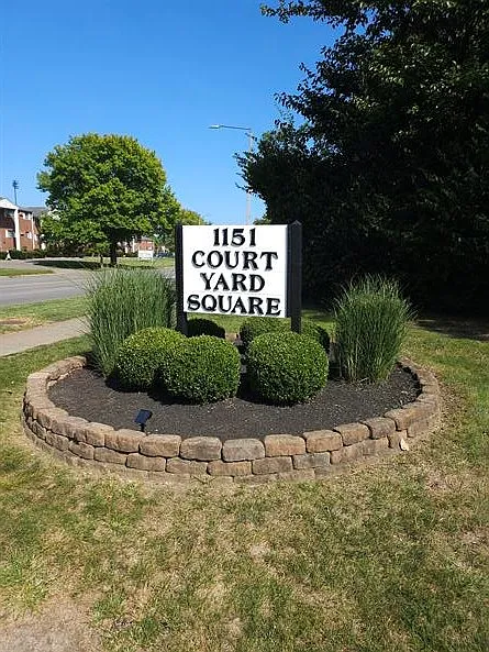 Courtyard Square — Photo 2