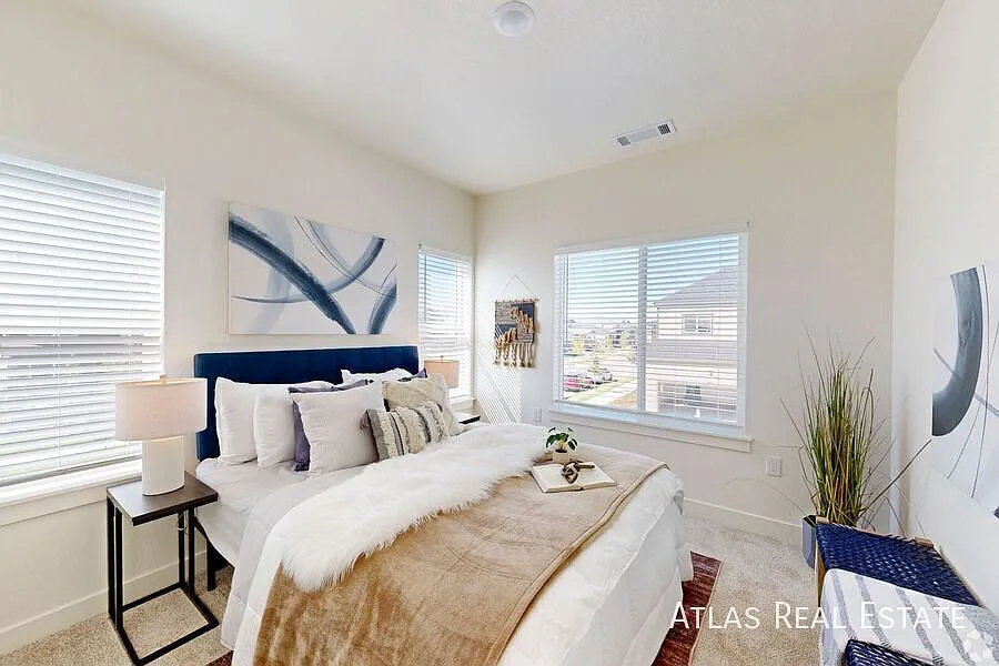Free Rent! 8 Weeks Free On 3 Bedrooms, Move In Now! Deposits Only $1,000 — Photo 2
