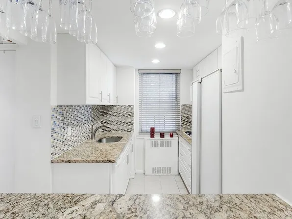 233 E 69th St APT 3J, New York, NY 10021