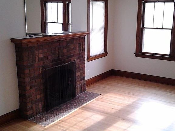 3rd image of 741 Albert St N