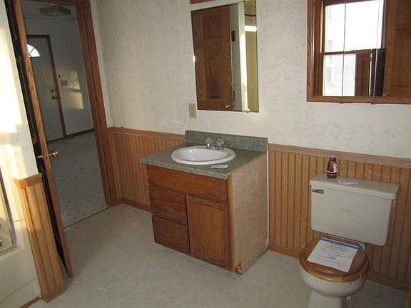 4th image of 408 6th St SE