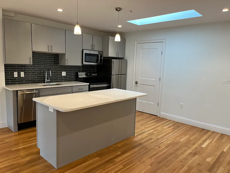 166 Newbury St #4R — Photo 2