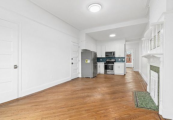 3rd image of 125 Bainbridge St #3