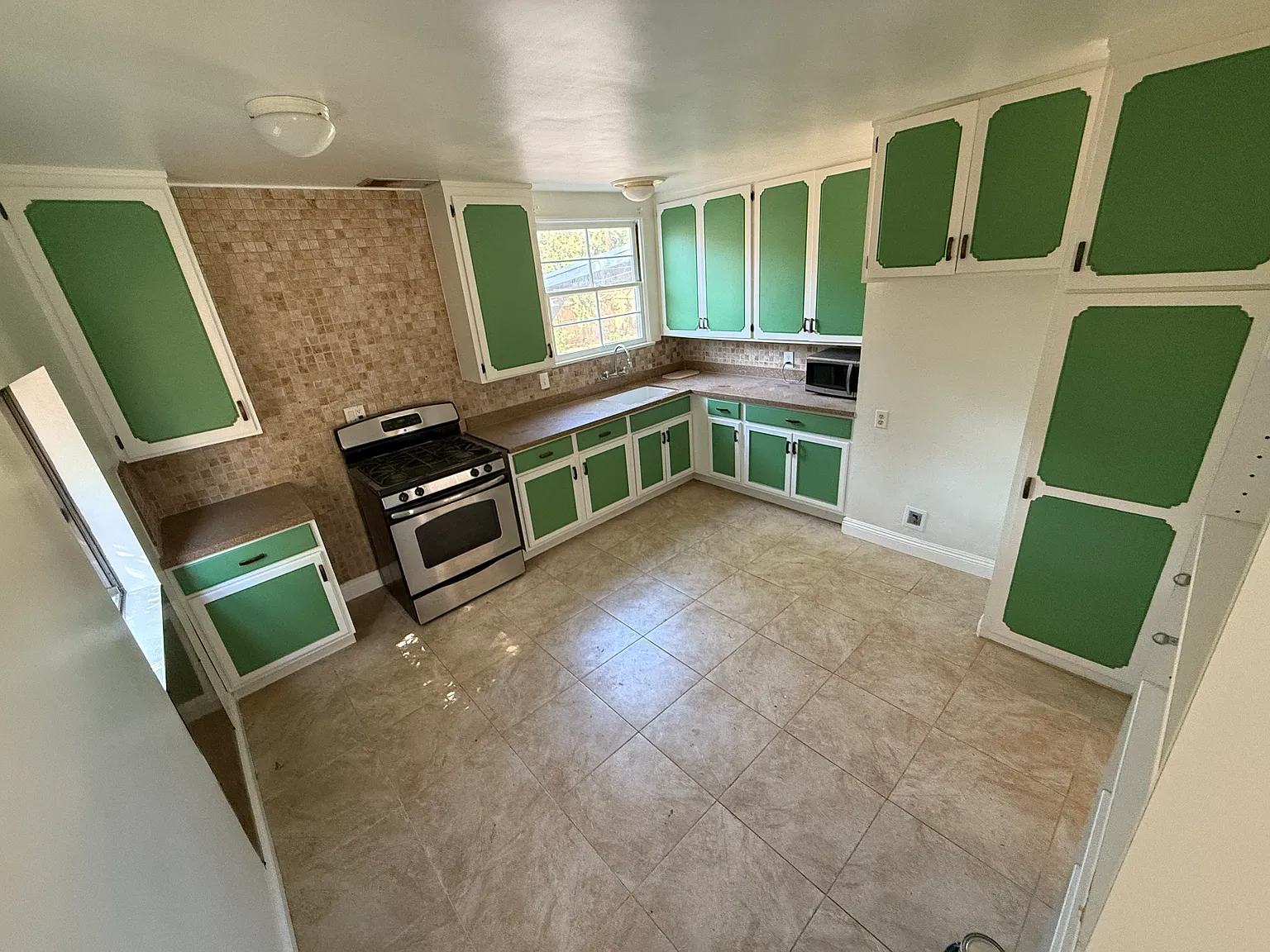 3 bed, 2.5 bath, 1427 sqft, $4,000 — Photo 3