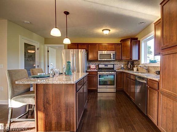 5th image of 305 King Fisher Ct SE