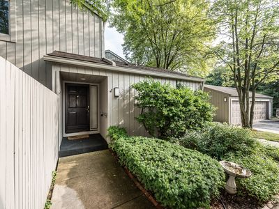 2204 Applewood Ct, Ann Arbor, MI, 48103