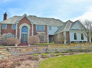 11672 N Canterbury Dr, Mequon, WI 53092