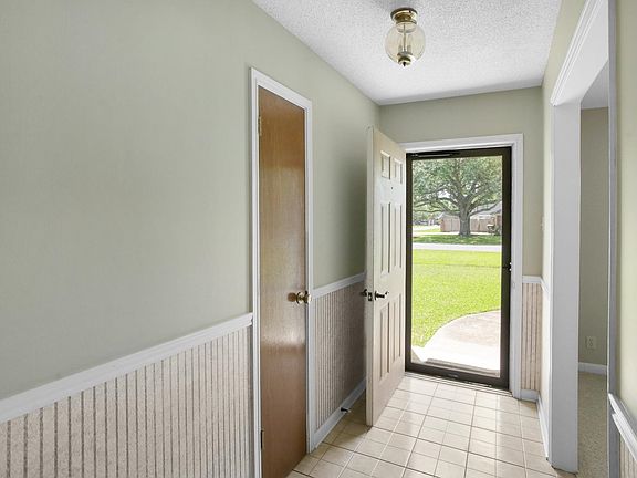 3rd image of 1412 N Greenfield Cir