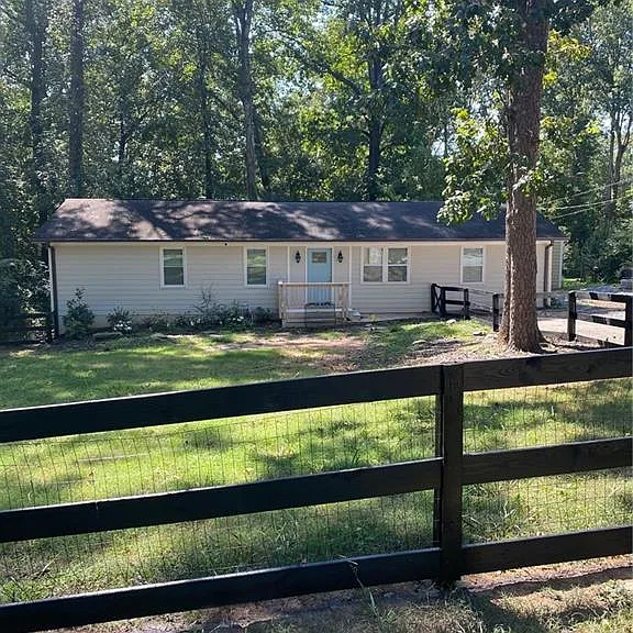 131 Fox Pl — Photo 1