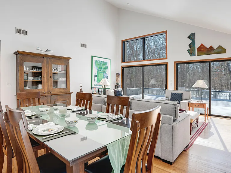 10 Wooded Oak Ln — Photo 8
