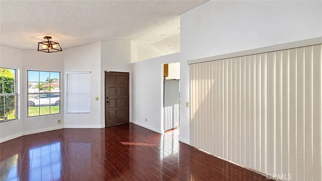 3 bed, 1310 sqft, $4,195 — Photo 3