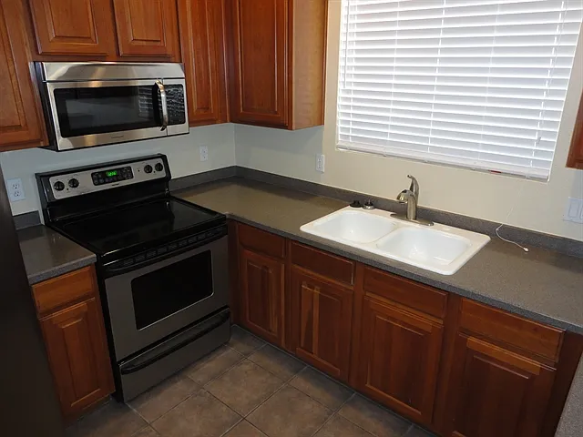 3 bed, 2.5 bath, 1558 sqft, $2,185 — Photo 2