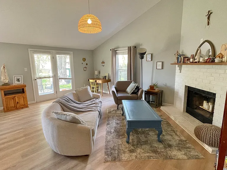 209 Hutchins Dr — Photo 7