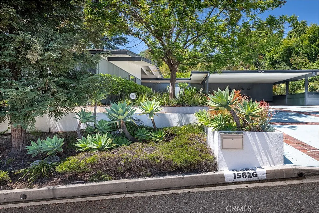 3 bed, 2.5 bath, 2816 sqft, $12,500 — Photo 2