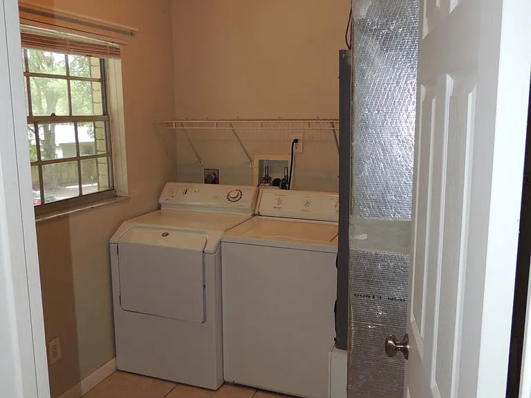 117 N Mercury Ave — Photo 9
