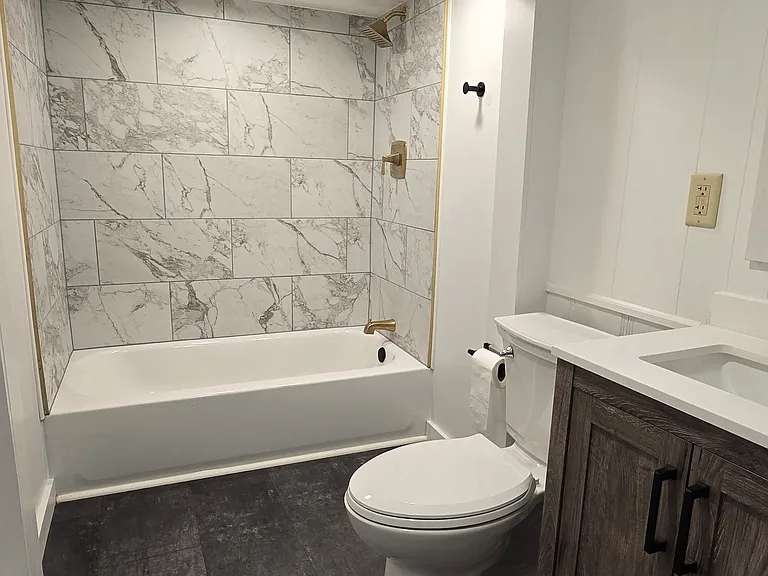 400 W Main St #9 — Photo 1