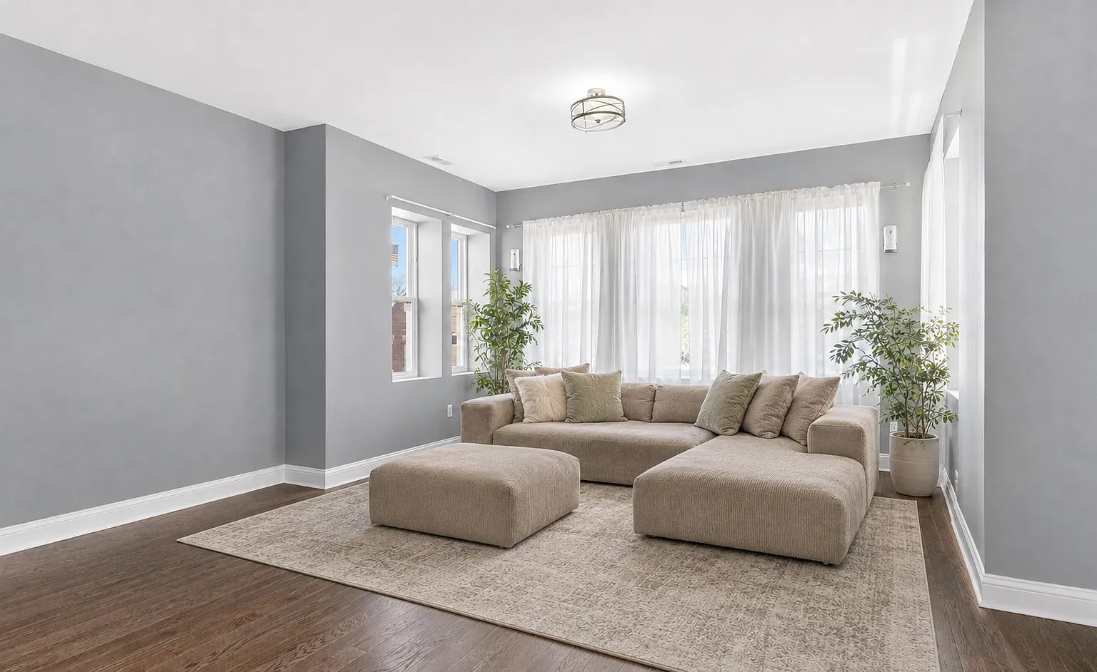 846 N. Hamlin Ave Top Floor Unit — Photo 1