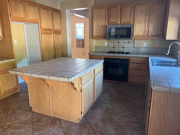 4th image of 39429 Desert Lilly Ct