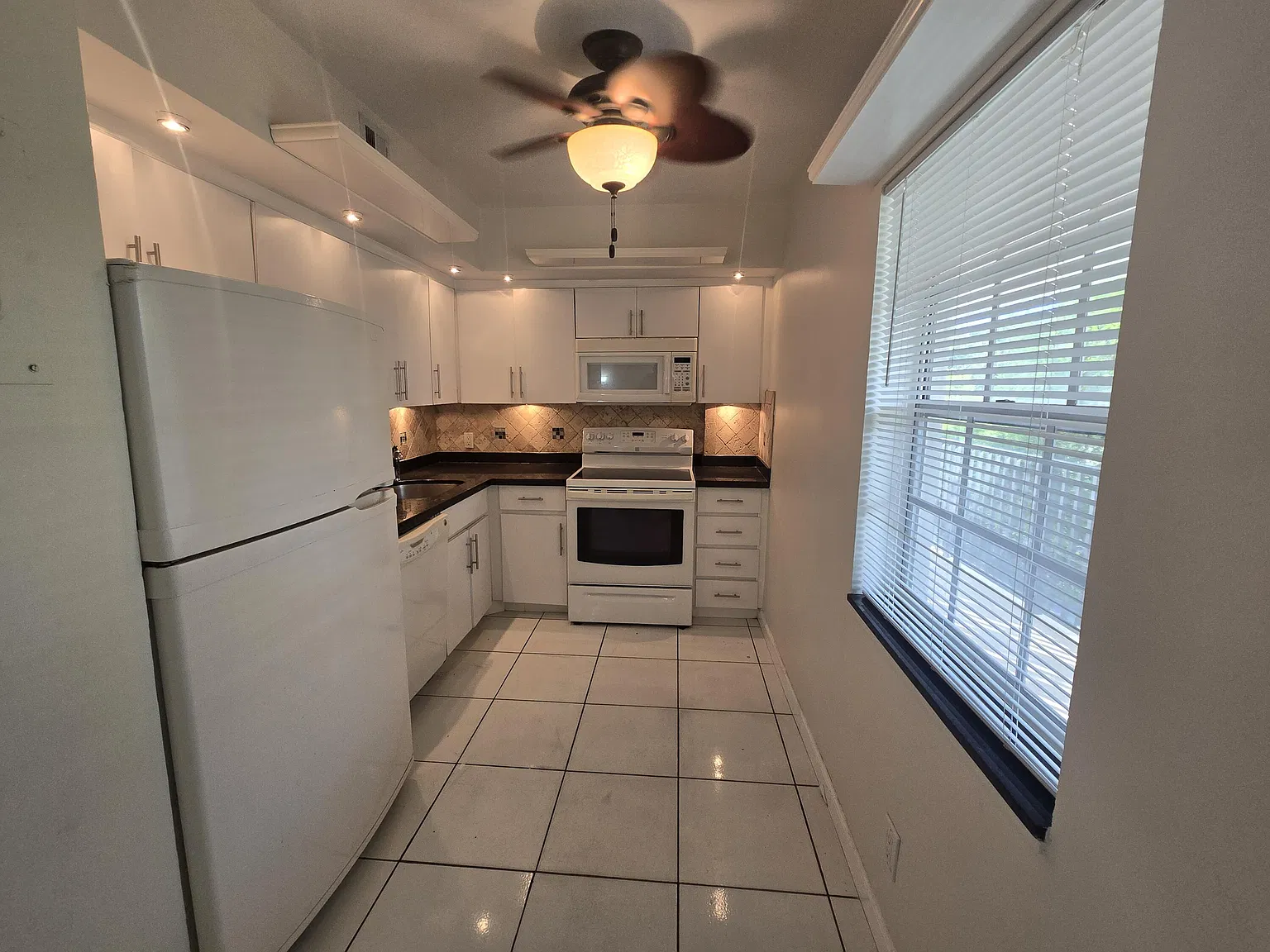 2 bed, 2.0 bath, 1100 sqft, $2,000 — Photo 3