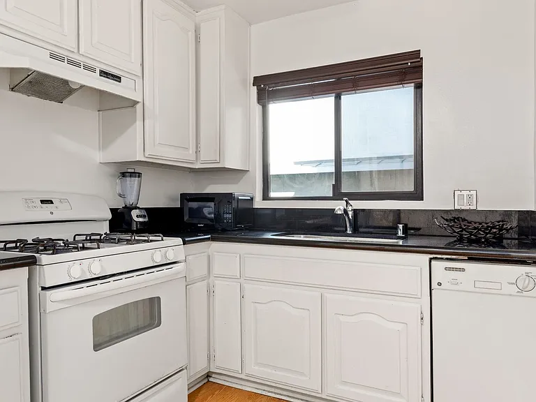 1823 Pelham Ave #1 — Photo 15