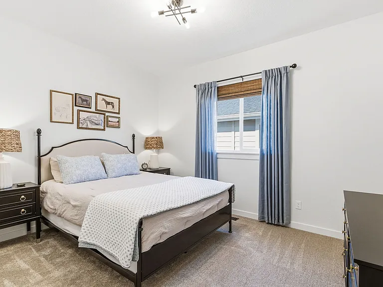 305 E Chevy Dr — Photo 15