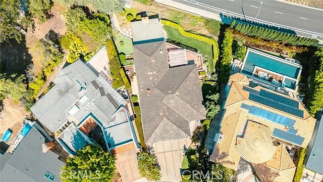 730 Saint James Pl — Photo 16